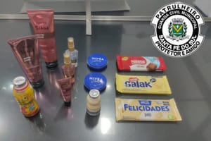 Homem é preso por furto de chocolates e produtos de beleza em supermercado de Santa Fé do Sul