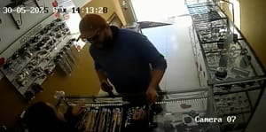 Câmeras flagram assalto a joalheria em Santa Fé do Sul nesta sexta-feira (30)