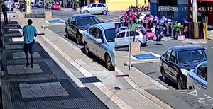 Motociclista é transferido para Rio Preto após colisão com carro no centro de Santa Fé do Sul