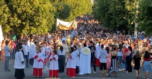 Fiéis lotam ruas de Santa Fé do Sul durante celebração de Corpus Christi