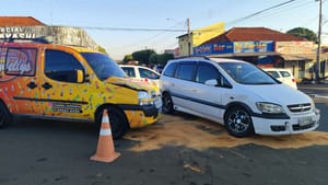 Condutora avança sinal de “pare” e causa acidente no Centro de Santa Fé do Sul