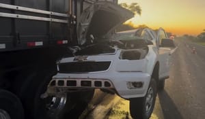 Motorista de caminhonete cochila ao volante e bate na traseira de carreta na SP-320