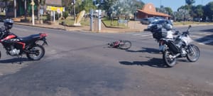 Condutora de bicicleta elétrica fica ferida após avançar sinal vermelho e colidir com moto em Santa Fé do Sul