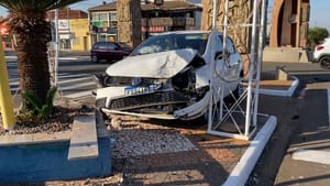 VÍDEO: Após avançar sinal vermelho, idoso colide com outro veículo em cruzamento de Santa Fé do Sul