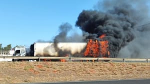 Carreta pega fogo e destrói veículo na Rodovia Euclides da Cunha, em Estrela d’Oeste