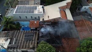 Incêndio destrói casa em Jales; moradora não se feriu