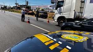 Jovem de 20 anos morre após colisão entre motos e ser atropelada por caminhão na BR-153, em Rio Preto