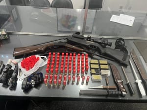 Polícia Ambiental flagra homem com armas e equipamentos de caça ilegal em Mesópolis
