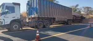 Colisão entre caminhões na SP-463 deixa motorista preso às ferragens em Auriflama