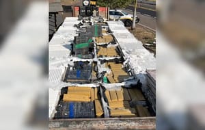 Polícia Rodoviária apreende quase 8 toneladas de maconha escondidas em carga de gesso na região