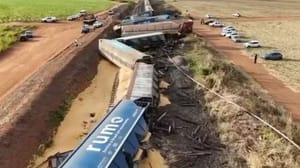 Trem carregado com milho descarrila após colisão com caminhão em Araraquara