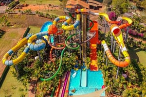 Adolescente de 15 anos morre após cair de torre de 13 metros em parque aquático