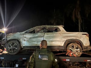 Veículo de trio desaparecido em Rio Preto é encontrado enterrado em mata no Paraná