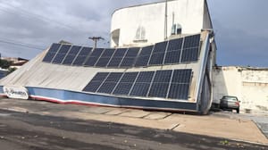 Temporal causa estragos em Santa Fé do Sul; Defesa Civil mantém alerta para novas tempestades