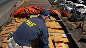 PRF apreende carreta com mais de 138 mil maços de cigarro escondidos sob carga de minério em Rio Preto