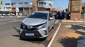 VÍDEO: Motorista faz conversão proibida e bate em carro no Centro de Santa Fé do Sul