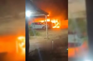 Três carros de policiais pegam fogo em pátio da PM em Paranapuã