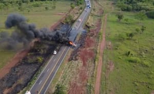 Trânsito na BR-158 é liberado após 15 horas de interdição por incêndio em caminhão com óleo diesel
