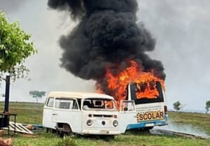 Micro-ônibus é destruído por incêndio em área próxima ao almoxarifado da Prefeitura de Mira Estrela