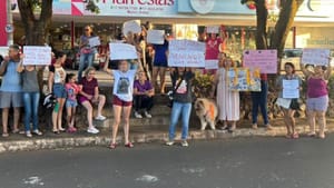 Protetoras realizam protesto em Jales após série de mortes de cães por envenenamento
