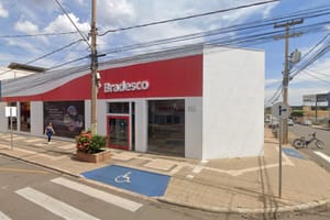 Homem é detido após quebrar vidro de agência bancária e ameaçar agentes da GCM em Santa Fé do Sul