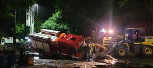 Caminhão do Corpo de Bombeiros cai em cratera durante atendimento após chuvas em Dracena