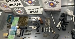 Homem é preso e arsenal é apreendido após disparos no centro de Jales