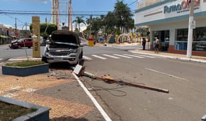 Carro avança cruzamento e bate em caminhonete no Centro de Santa Fé do Sul