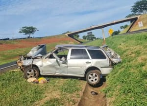 Motorista de 88 anos morre e duas pessoas ficam feridas após capotamento na Rodovia Euclides da Cunha, em Jales