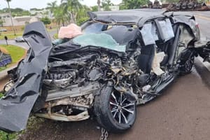 Família morre em acidente após roda de caminhão se soltar na SP-563