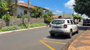 Criminosos armados rendem família e apontam arma para a cabeça de idoso durante assalto em Santa Fé do Sul