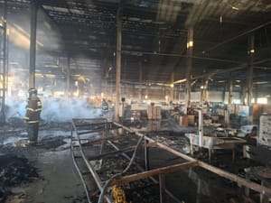 Incêndio de grandes proporções atinge indústria em Aparecida do Taboado (MS) e mobiliza bombeiros por mais de 12 horas