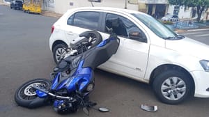 Motociclista fica ferido após colisão com carro em cruzamento de Santa Fé do Sul