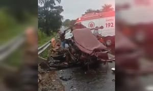 Jovem de 22 anos morre após carro aquaplanar e bater de frente com caminhão na Rodovia Péricles Belini em Cardoso
