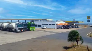 Homem fica preso em trator durante manutenção em borracharia de posto em Rubinéia