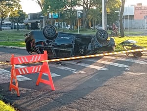 Estudante morre após carro bater em árvore e capotar em avenida de Ilha Solteira