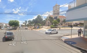 Acidente entre carro e bicicleta elétrica deixa vítima ferida em Santa Fé do Sul