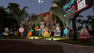 Decoração de Páscoa em Santa Fé do Sul usa garrafas PET e vira atração na Praça da Matriz