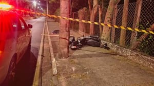 Motociclista morre após perder controle e bater em poste em Araçatuba