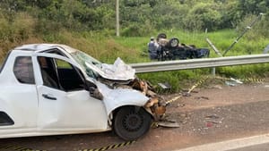 Mulher morre após carro atravessar canteiro e bater de frente com picape na SP-310 em Catanduva