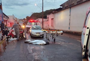VÍDEO: Motociclista atinge pedestre, cai e morre após ser atropelada por veículo em Fernandópolis; condutor fugiu sem prestar socorro