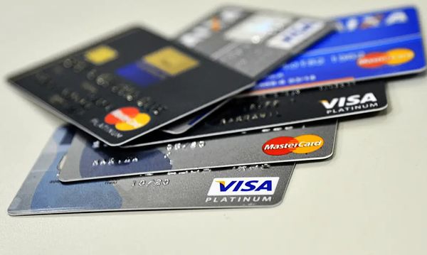 Juros do cartão de crédito rotativo sobe e atinge patamar recorde de 429,5% ao ano