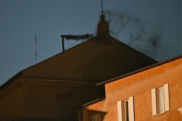 Fumaça preta: cardeais ainda não escolheram papa