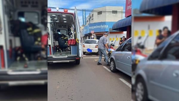 Mototaxista é arremessado ao chão após passageiro abrir a porta do carro para desembarcar