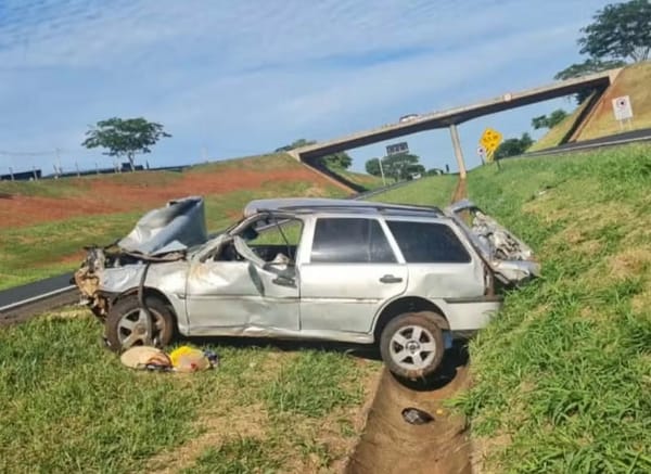 Motorista de 88 anos morre e duas pessoas ficam feridas após capotamento na Rodovia Euclides da Cunha, em Jales