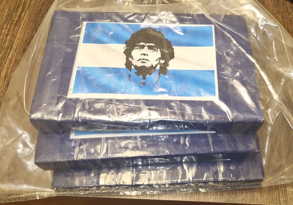 Polícia apreende cocaína com imagem de Maradona enterrada em canavial em Votuporanga